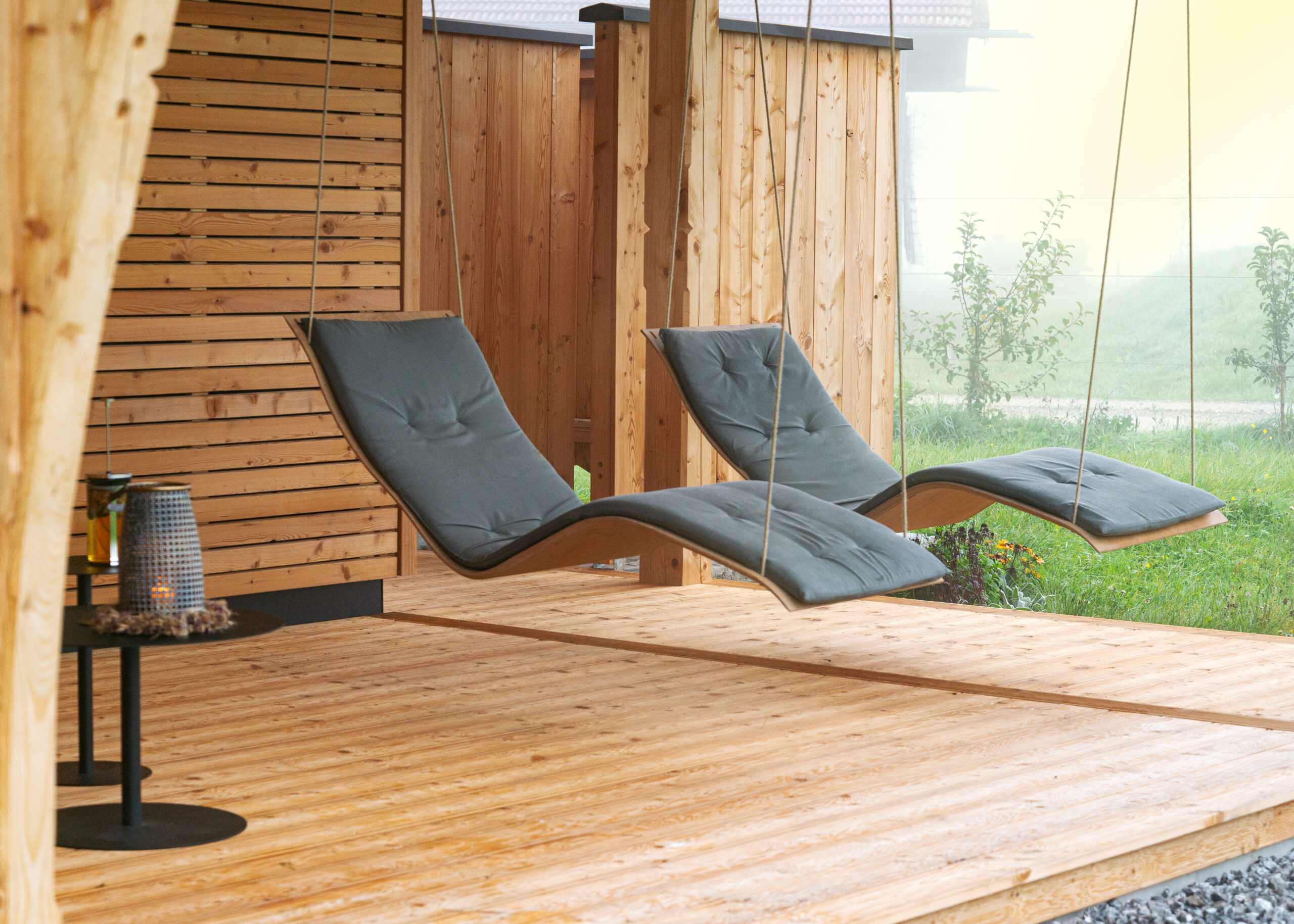 Kind mit Pony im Schnee